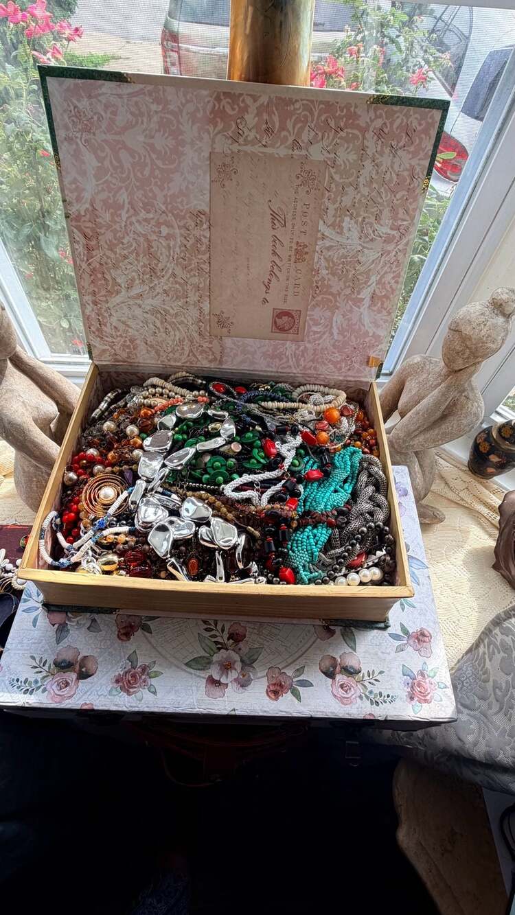 Large Bulk Lot of Assorted Vintage /Modern Jewelry